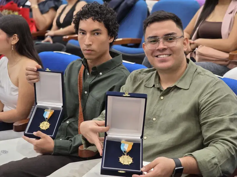 Dos de los estudiantes javerianos de pregrado reconocidos con la Cruz San Pedro Claver 2026