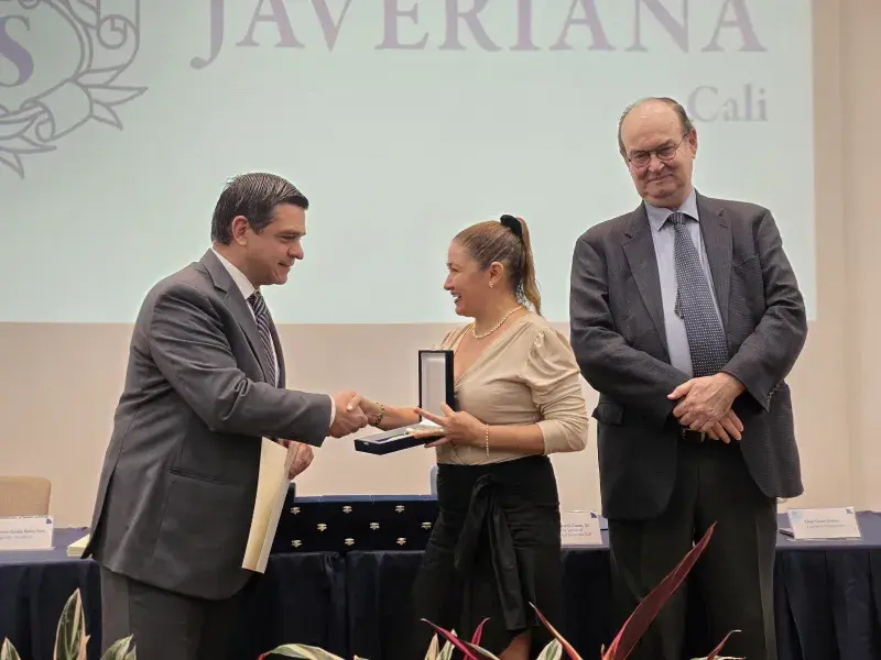 Madre de condecorado que se encuentra en intercambio, recibe condecoración Cruz San Pedro Claver de manos del rector Vicente Durán, SJ y del secretario general Pablo R. Vernaza
