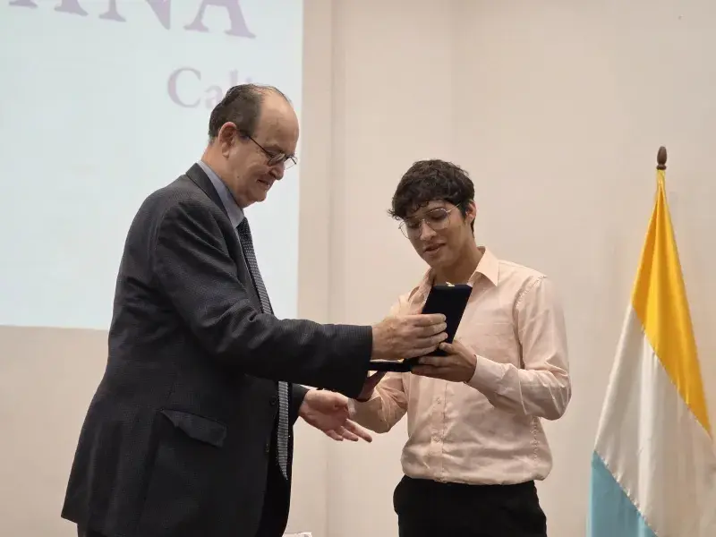 Estudiante recibe condecoración Cruz San Pedro Claver de manos del rector Vicente Durán, SJ