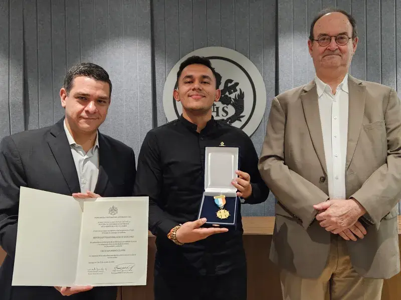 Kevin Delacruz, condecorado con la Cruz San Pedro Claver junto al rector Vicente Durán, SJ y el secretario general Pablo R. Vernaza