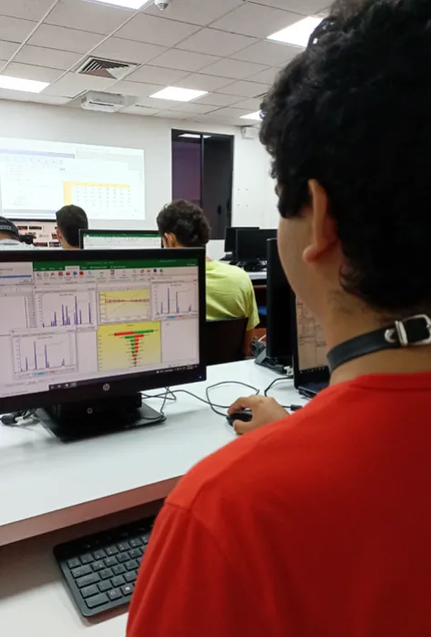 Estudiante de Ingeniería Industrial de la Javeriana Cali usando el software Risk Simulator