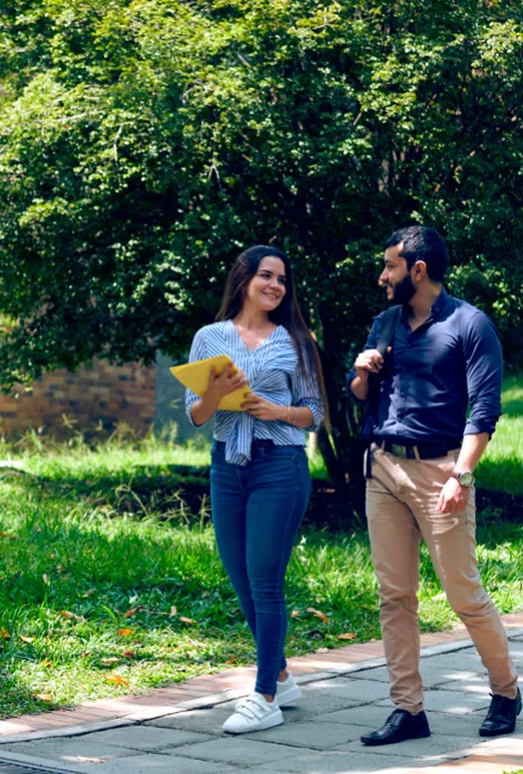 ¿Qué significa la Acreditación Multicampus de la Universidad Javeriana? Estudiantes caminando en el campus de la Universidad Javeriana Cali