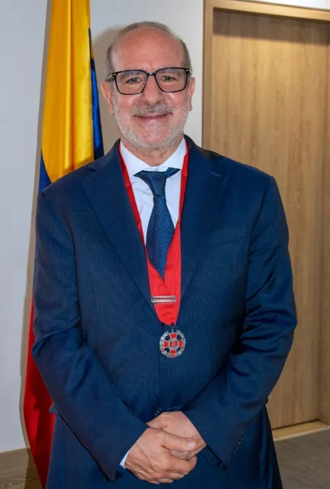 Luis Felipe Gómez, S.J., condecorado con la Cruz de Caballero de la Universidad Autónoma de Occidente