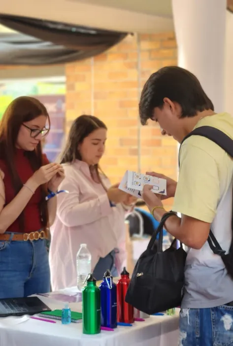 Estudiantes en stand ExpoLaborum 2023 Estudiantes en stand ExpoLaborum 2023