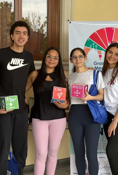 María del Pilar Espinosa con sus alumnos María del Pilar Espinosa con sus alumnos