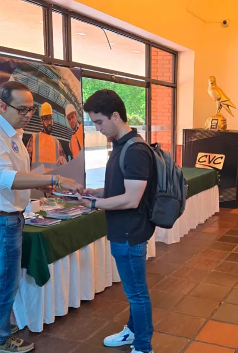 Estudiantes de finanzas compartieron con líderes empresariales en el Encuentro Económico y Financiero de la CVC 