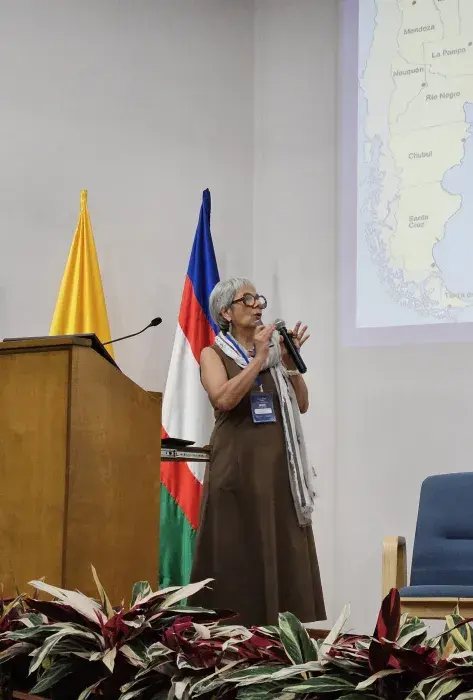 Dra. Carlota Ramírez, Directora de Equidad de Género MinSalud Argentina, brindando su conferencia en el Auditorio Los Almendros de la Javeriana Cali