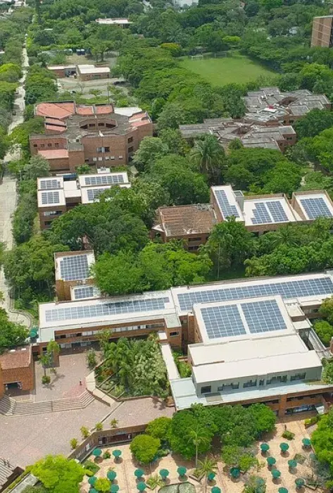Paneles solares-campus sostenible